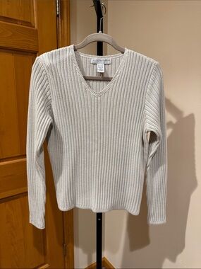 Geoffrey Beene Sport Classic V-Neck Ribbed Sweater in Creamy Taupe Sz L